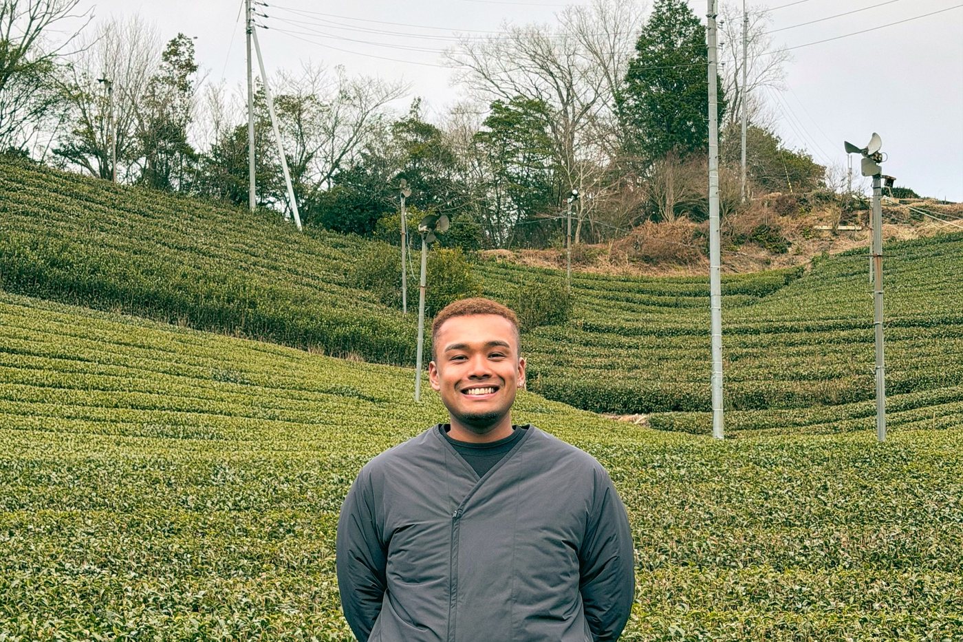 茶畑に立つ junpeitalks